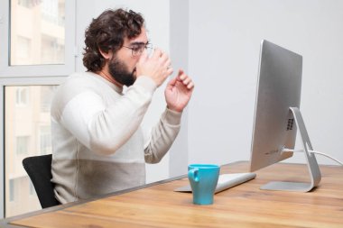 Genç sakallı deli freelancer onun bilgisayar ile çalışma