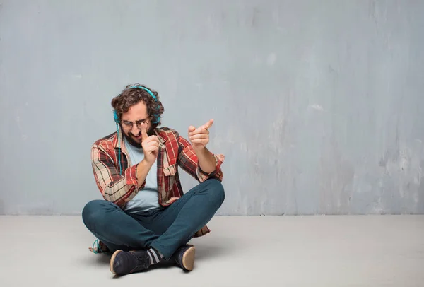 Joven Loco Loco Hombre Tonto Pose Escuchar Música Con Auriculares — Foto de Stock