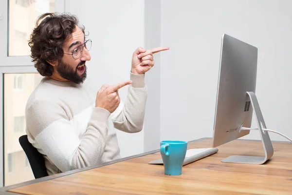 Jovem Freelancer Louco Barbudo Trabalhando Com Seu Computador — Fotografia de Stock