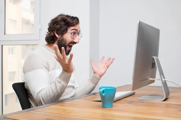 Giovane Barbuto Pazzo Freelance Lavorare Con Suo Computer — Foto Stock