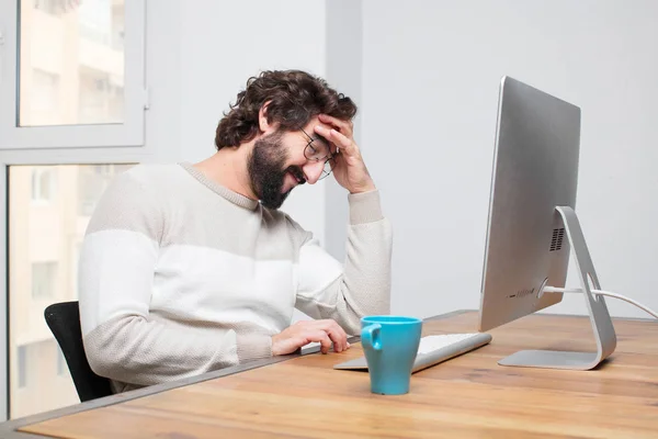 Joven Barbudo Freelancer Loco Que Trabaja Con Ordenador — Foto de Stock