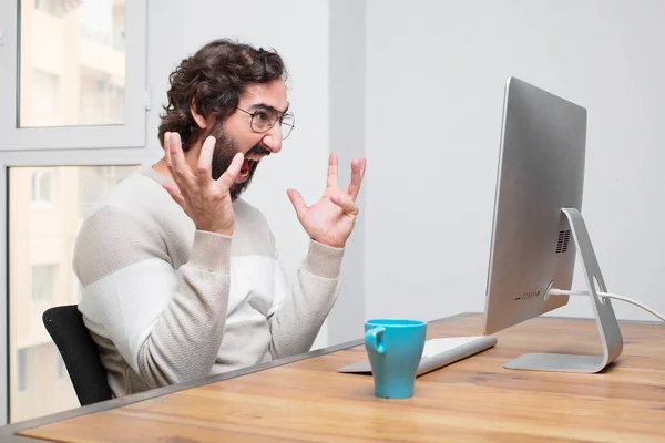 Junger Bärtiger Verrückter Freiberufler Der Mit Seinem Computer Arbeitet — Stockfoto