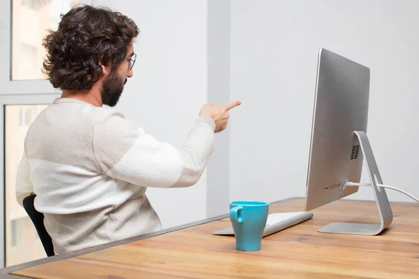 Jovem Freelancer Louco Barbudo Trabalhando Com Seu Computador — Fotografia de Stock