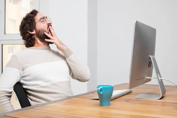 Junger Bärtiger Verrückter Freiberufler Der Mit Seinem Computer Arbeitet — Stockfoto