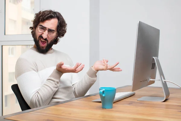 Junger Bärtiger Verrückter Freiberufler Der Mit Seinem Computer Arbeitet — Stockfoto