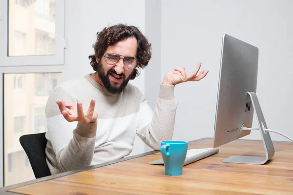 Junger Bärtiger Verrückter Freiberufler Der Mit Seinem Computer Arbeitet — Stockfoto