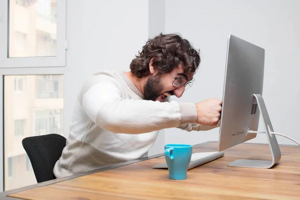 Junger Bärtiger Verrückter Freiberufler Der Mit Seinem Computer Arbeitet — Stockfoto