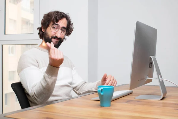 Junger Bärtiger Verrückter Freiberufler Der Mit Seinem Computer Arbeitet — Stockfoto