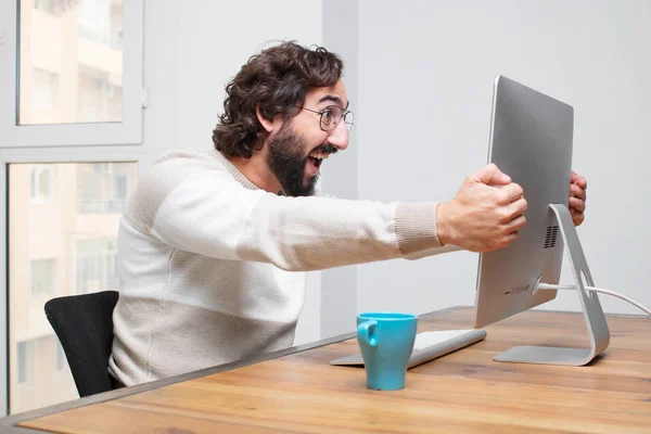 Jonge Bebaarde Gek Freelancer Werken Met Zijn Computer — Stockfoto