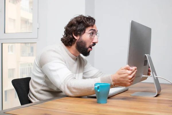 Junger Bärtiger Verrückter Freiberufler Der Mit Seinem Computer Arbeitet — Stockfoto