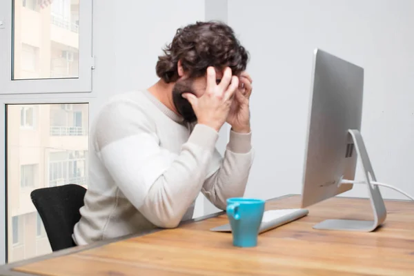 Jonge Bebaarde Gek Freelancer Werken Met Zijn Computer — Stockfoto