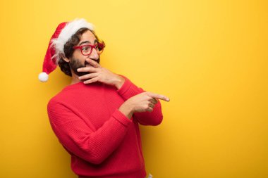 Kırmızı gözlük ve santa claus şapka giyen adam genç çılgın sakallı