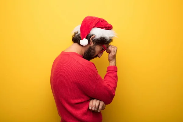 Jovem Louco Barbudo Homem Vestindo Óculos Vermelhos Chapéu Santa Claus — Fotografia de Stock