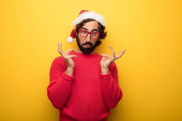 Junger Bärtiger Mann Mit Roter Brille Und Weihnachtsmann Hut — Stockfoto