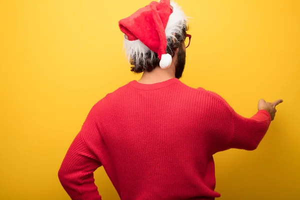 Mladí Šílený Vousatý Muž Nosí Červené Brýle Čepici Santa Claus — Stock fotografie