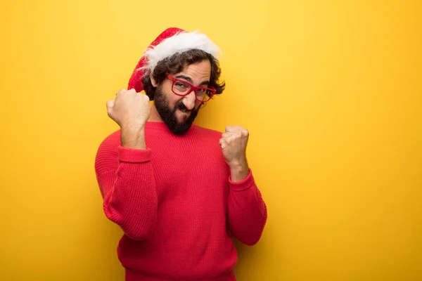 Молодой Чокнутый Бородатый Мужчина Красных Очках Шляпе Санта Клауса — стоковое фото