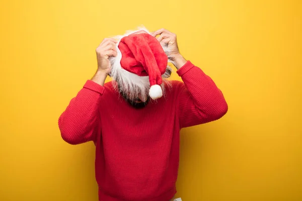 Unga Crazy Bearded Man Bär Röda Glasögon Och Jultomten Hatt — Stockfoto