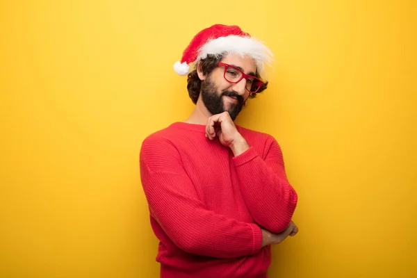 Kırmızı Gözlük Santa Claus Şapka Giyen Adam Genç Çılgın Sakallı — Stok fotoğraf