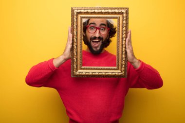 Kırmızı gözlük ve santa claus şapka giyen adam genç çılgın sakallı