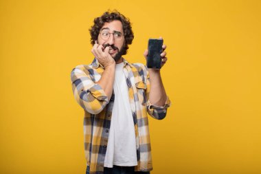 Genç deli deli adam aptal poz ile bir akıllı cep telefonu