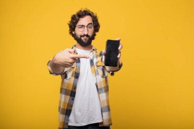 Genç deli deli adam aptal poz ile bir akıllı cep telefonu