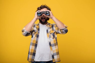 aptal genç deli deli adam bir dürbün ile poz