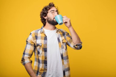 aptal genç deli deli adam bir kahve ile poz.