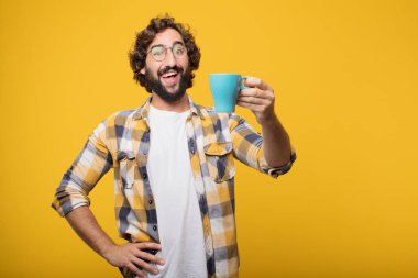 aptal genç deli deli adam bir kahve ile poz.