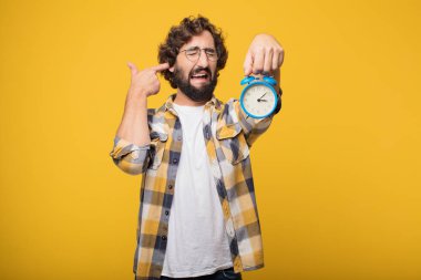 aptal poz çekim ve çalar saat ile genç deli deli adam