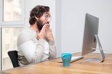 Genç sakallı deli freelancer onun bilgisayar ile çalışma