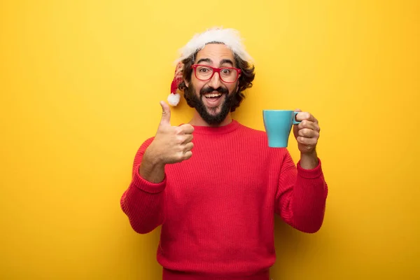 Jovem Louco Barbudo Homem Vestindo Óculos Vermelhos Chapéu Santa Claus — Fotografia de Stock