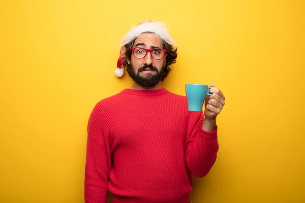 Jovem Louco Barbudo Homem Vestindo Óculos Vermelhos Chapéu Santa Claus — Fotografia de Stock