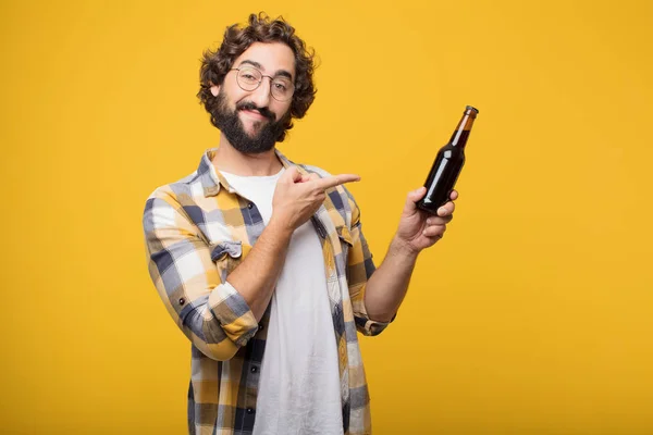 Jovem Louco Louco Homem Tolo Posar Com Uma Garrafa Cerveja — Fotografia de Stock