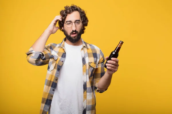 Jovem Louco Louco Homem Tolo Posar Com Uma Garrafa Cerveja — Fotografia de Stock