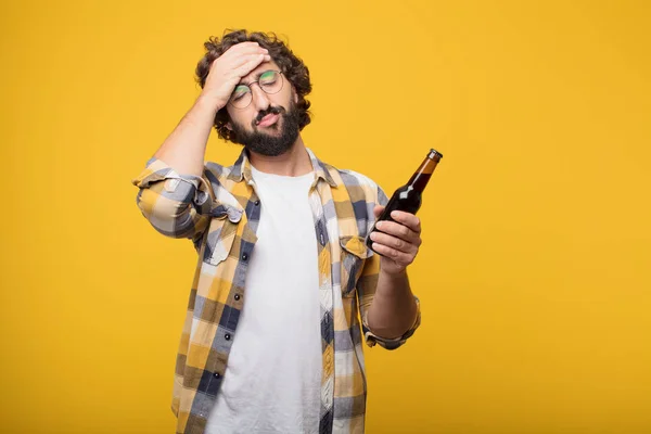 Jovem Louco Louco Homem Tolo Posar Com Uma Garrafa Cerveja — Fotografia de Stock