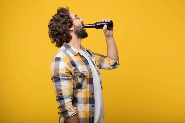 Jeune Fou Fou Fou Pose Avec Une Bouteille Bière — Photo