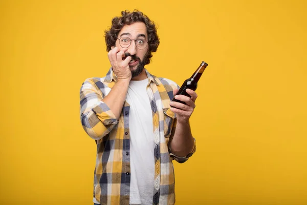 Jovem Louco Louco Homem Tolo Posar Com Uma Garrafa Cerveja — Fotografia de Stock