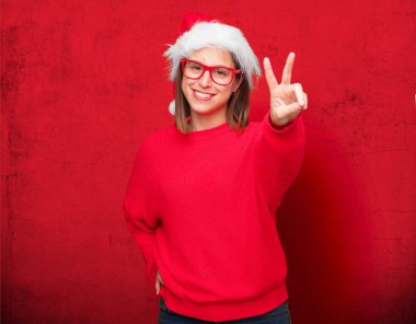 Genç güzel kadın Noel kavramı. Düzenlenebilir arka plan.