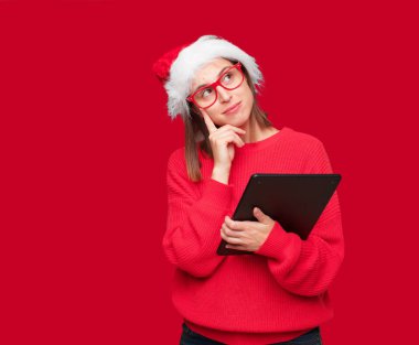 Genç güzel kadın Noel kavramı. Düzenlenebilir arka plan.