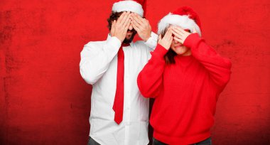 Genç çift ifade Noel kavramı. Çift ve arka planda farklı katmanları.