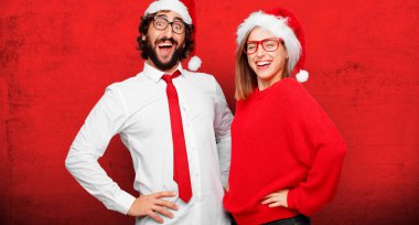 Genç çift ifade Noel kavramı. Çift ve arka planda farklı katmanları.
