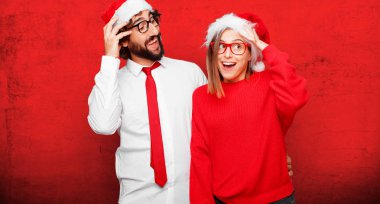 Genç çift ifade Noel kavramı. Çift ve arka planda farklı katmanları.