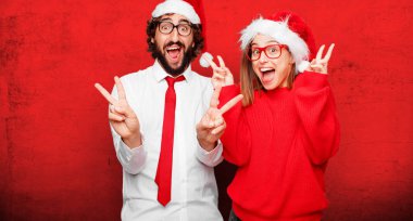 Genç çift ifade Noel kavramı. Çift ve arka planda farklı katmanları.