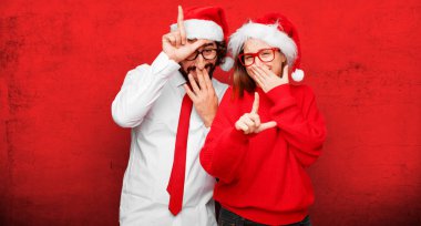 Genç çift ifade Noel kavramı. Çift ve arka planda farklı katmanları.