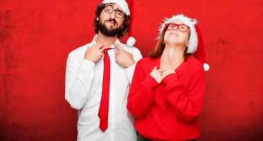 Genç çift ifade Noel kavramı. Çift ve arka planda farklı katmanları.