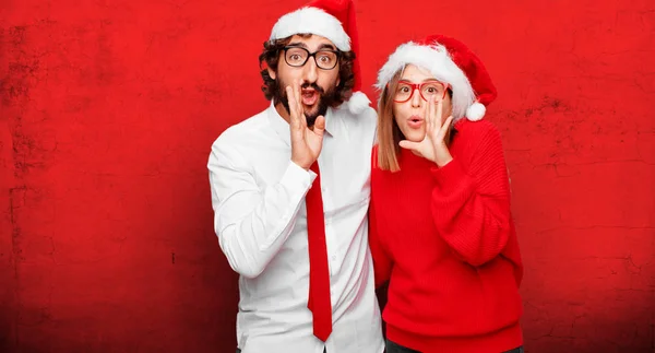 Junges Paar Das Sein Weihnachtskonzept Ausdrückt Paar Und Hintergrund Verschiedenen — Stockfoto