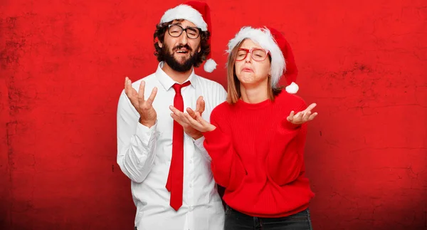 Junges Paar Das Sein Weihnachtskonzept Ausdrückt Paar Und Hintergrund Verschiedenen — Stockfoto