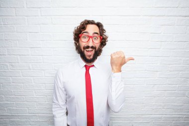 Çılgın işadamı bir kavramı ifade. Tuğla duvar arka plan.