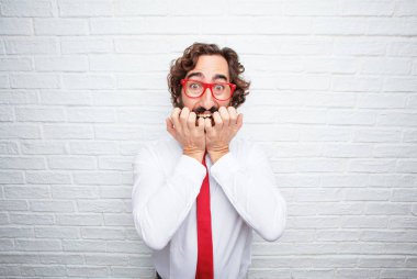 Çılgın işadamı bir kavramı ifade. Tuğla duvar arka plan.