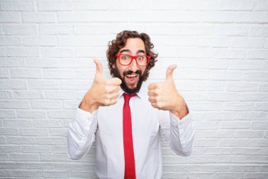 Çılgın işadamı bir kavramı ifade. Tuğla duvar arka plan.